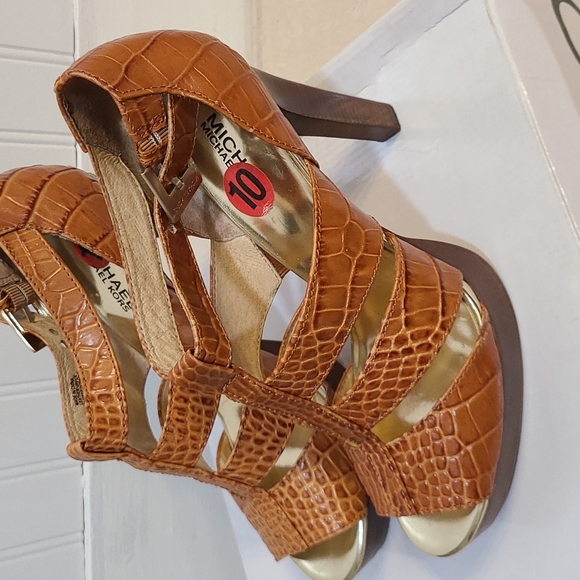 MICHEAL KORS HEELS - Picture 10 of 11